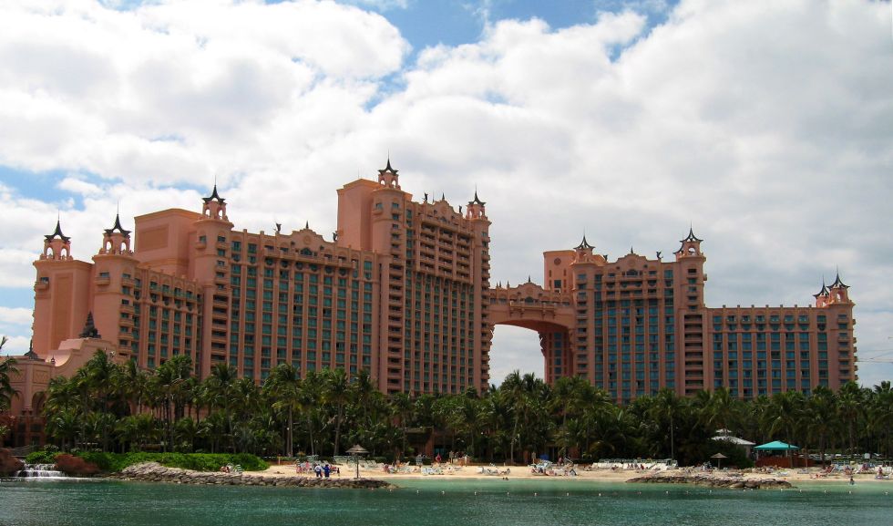 1920px-Atlantis_Paradise_Island_Hotel_edit